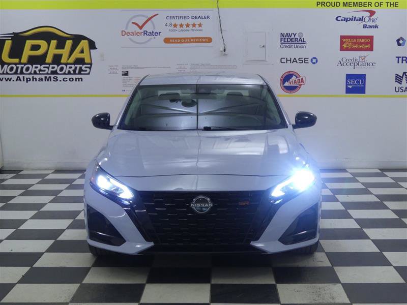 Used 2024 Nissan Altima 2.5 SR FWD image 2