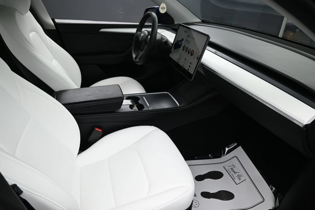 Used 2024 Tesla Model Y 2WD image 35