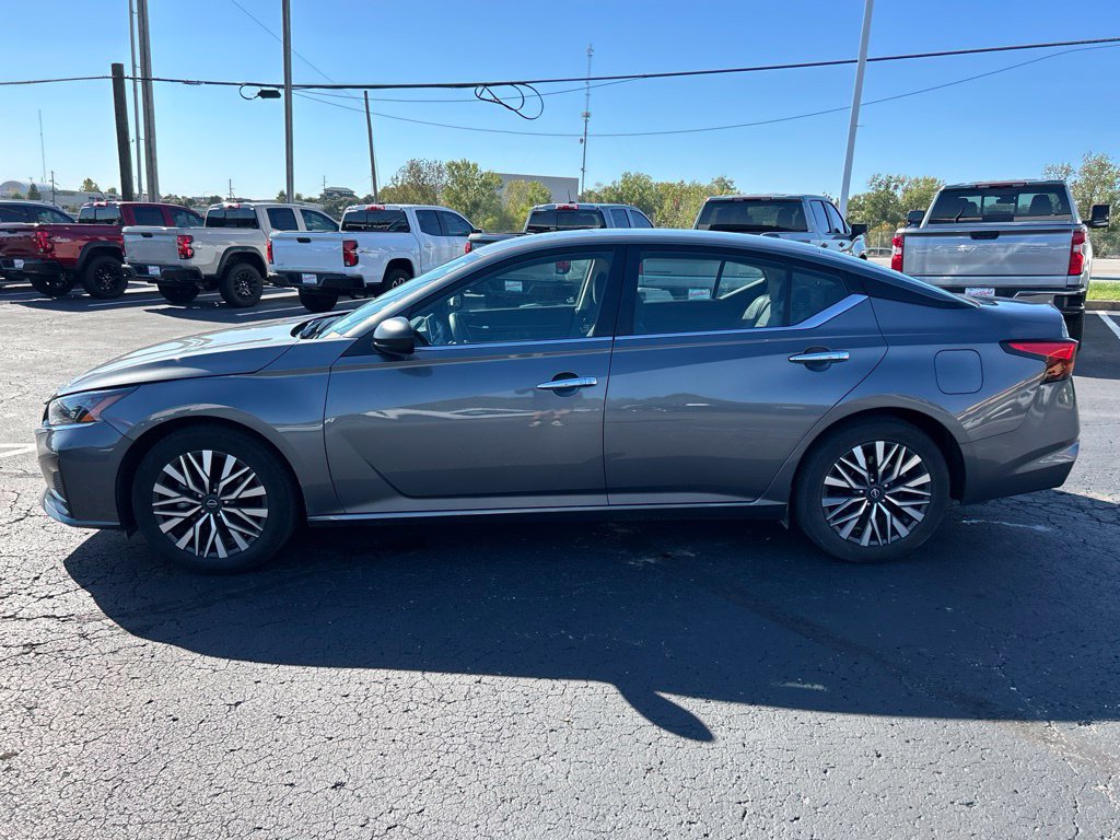 Used 2024 Nissan Altima 2.5 SV FWD image 8