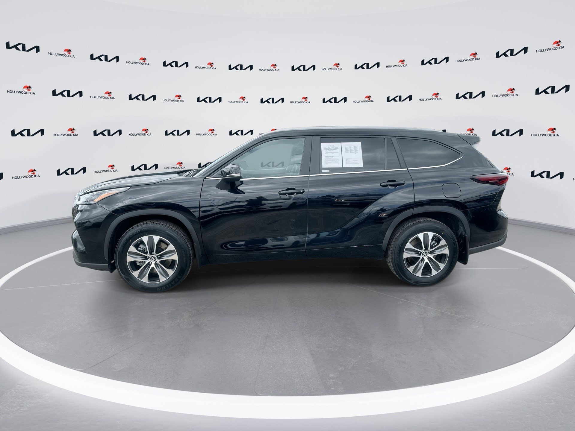 Used 2024 Toyota Highlander XLE AWD/4WD image 5
