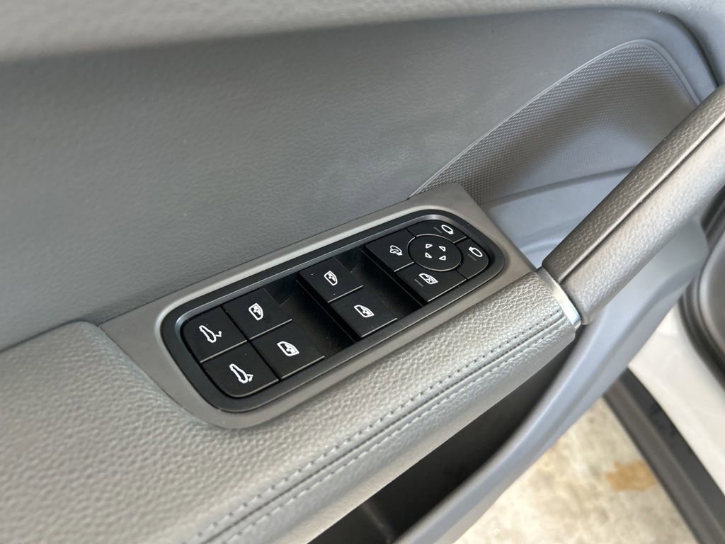 Used 2022 Porsche Cayenne Coupe image 38