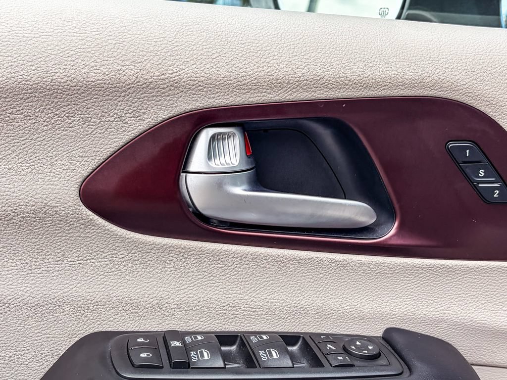 Used 2017 Chrysler Pacifica Limited w/ UConnect Theater Package FWD image 46