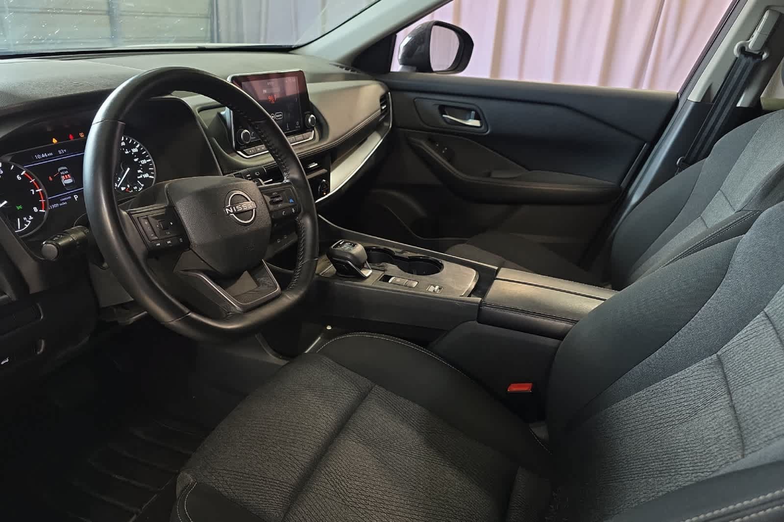 Used 2025 Nissan Rogue SV FWD image 4
