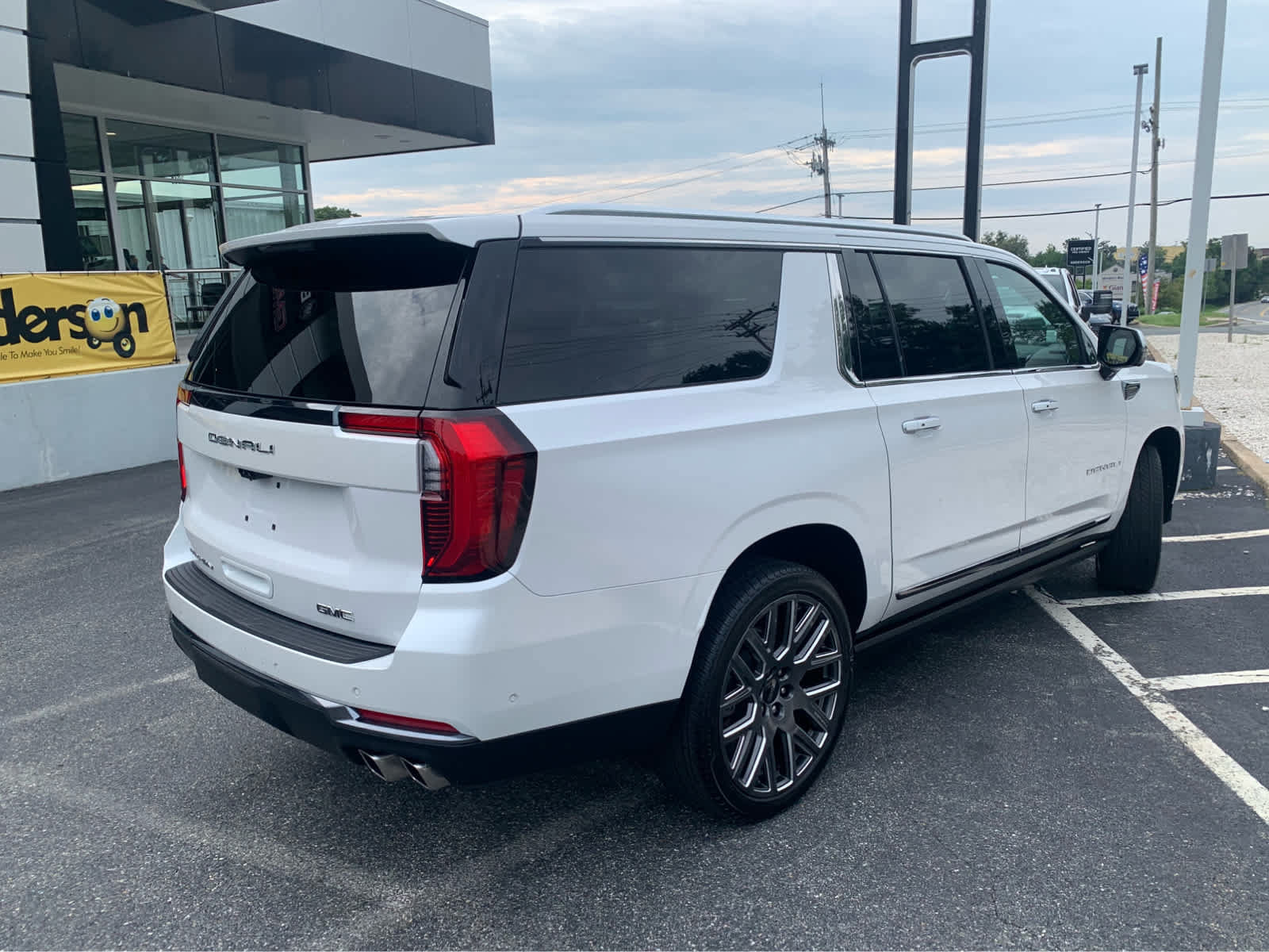 Used 2025 GMC Yukon XL Denali Ultimate AWD/4WD image 8