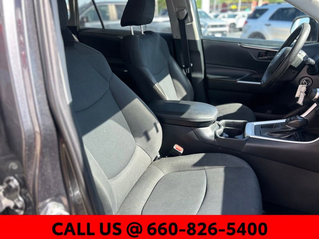 Used 2020 Toyota RAV4 LE FWD image 5