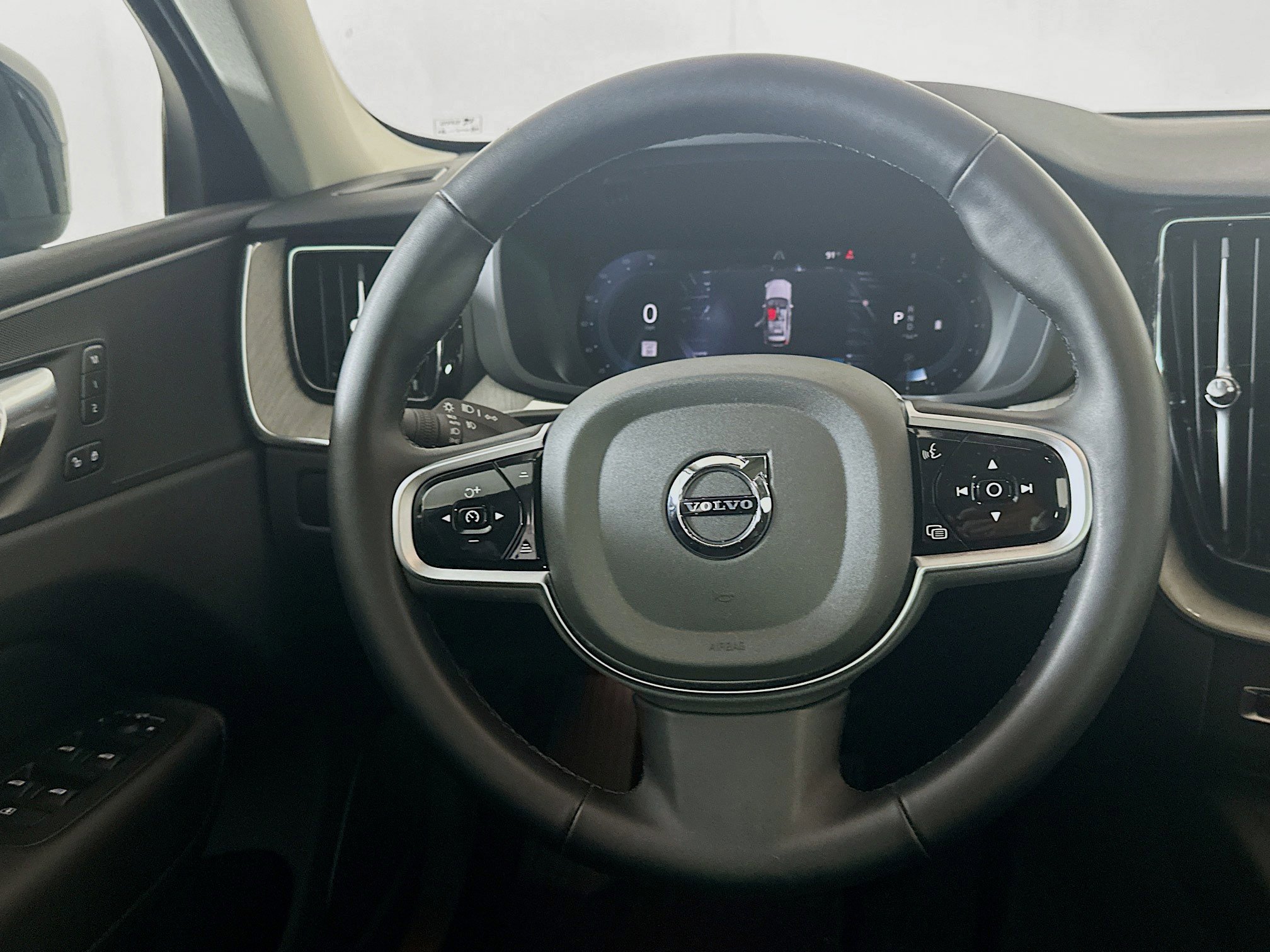 Used 2025 Volvo XC60 B5 Plus image 18
