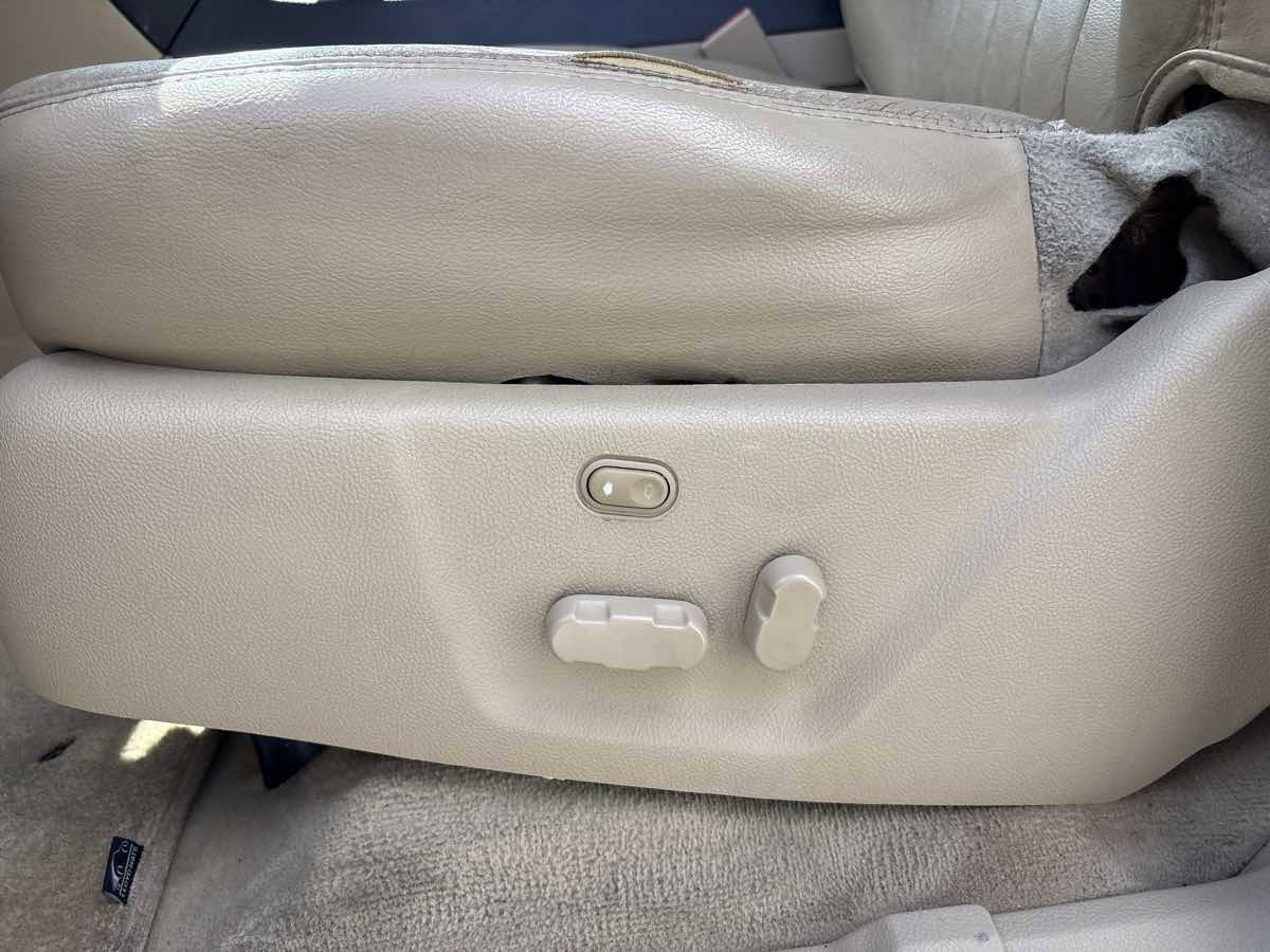 Used 2005 Lincoln Navigator Luxury RWD image 8