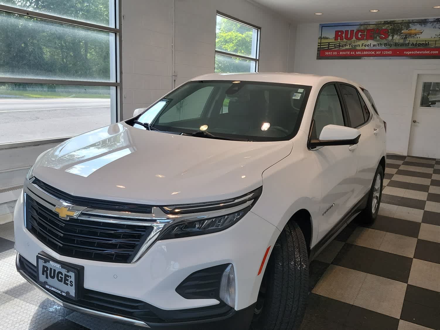 Used 2022 Chevrolet Equinox LT AWD/4WD image 2
