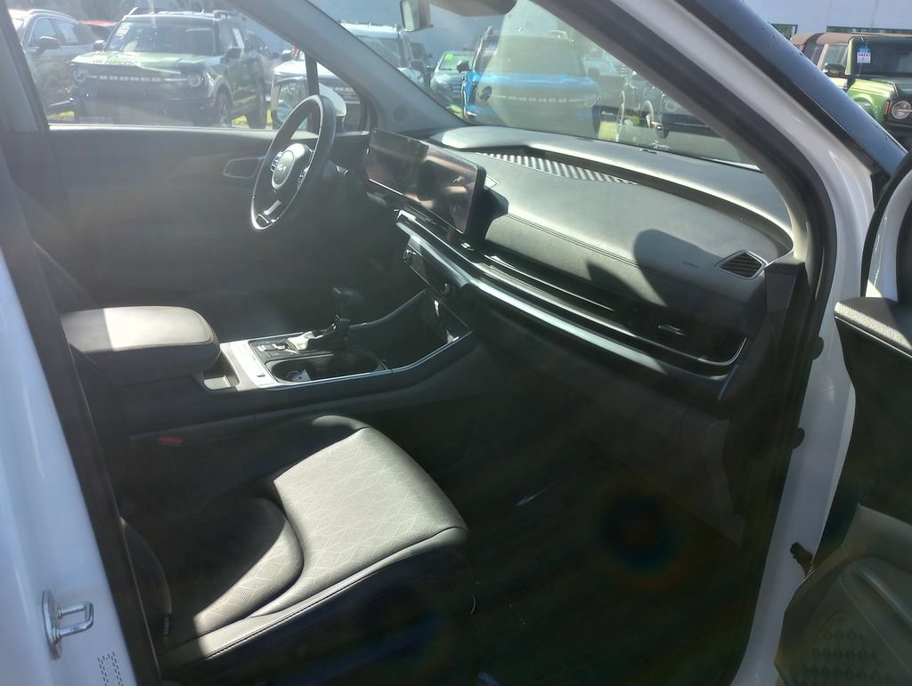 Used 2025 Kia Carnival FWD image 10