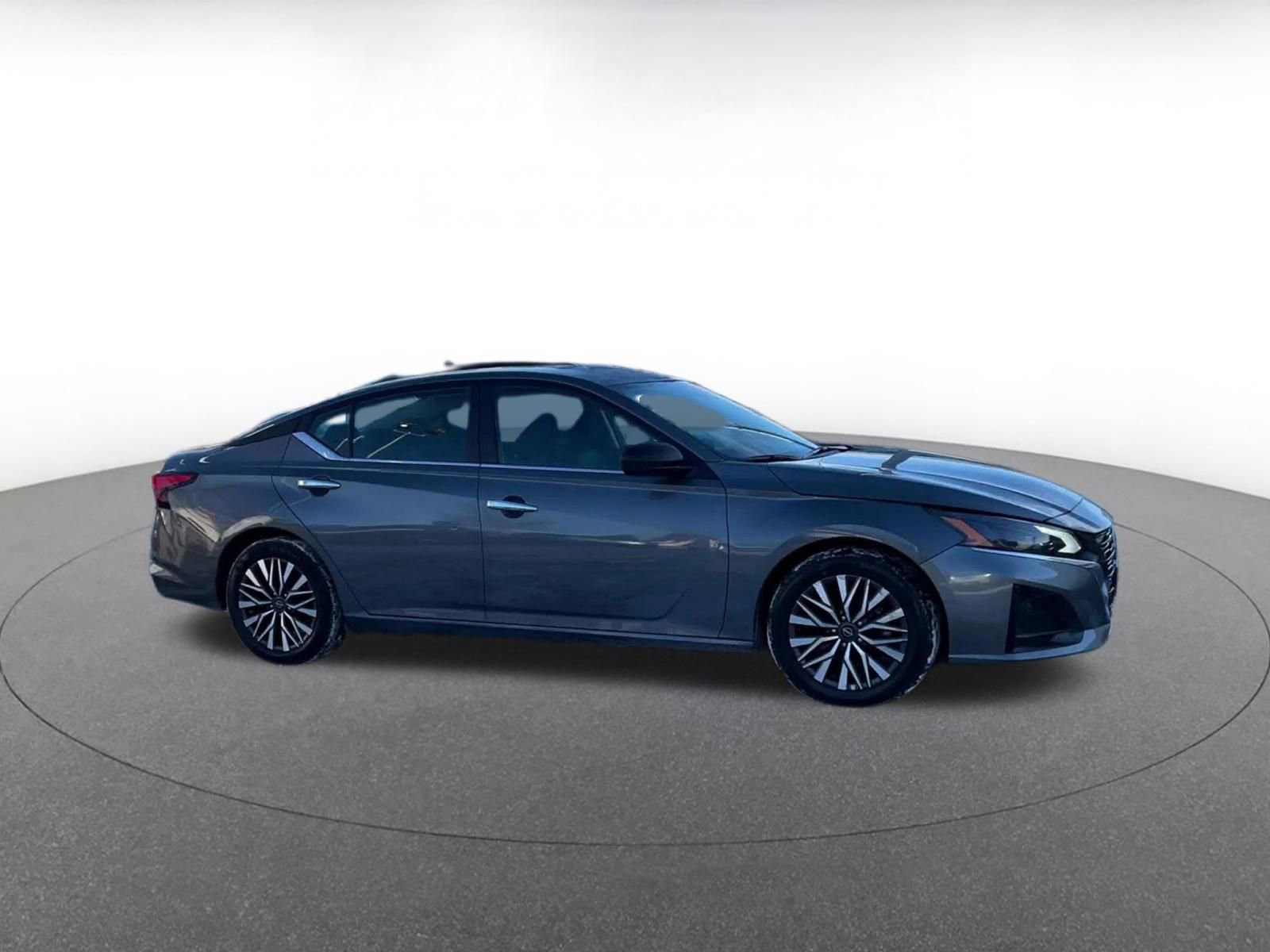 Used 2025 Nissan Altima 2.5 SV image 2