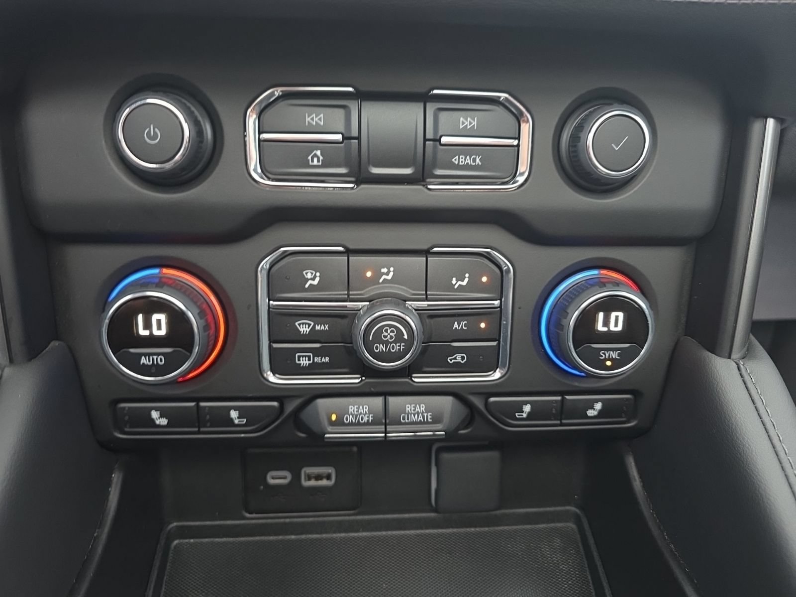 Used 2024 Chevrolet Tahoe Z71 w/ Luxury Package AWD/4WD image 30