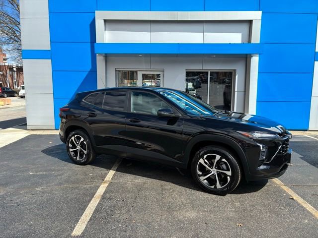 Used 2024 Chevrolet Trax RS w/ Sunroof Package image 3