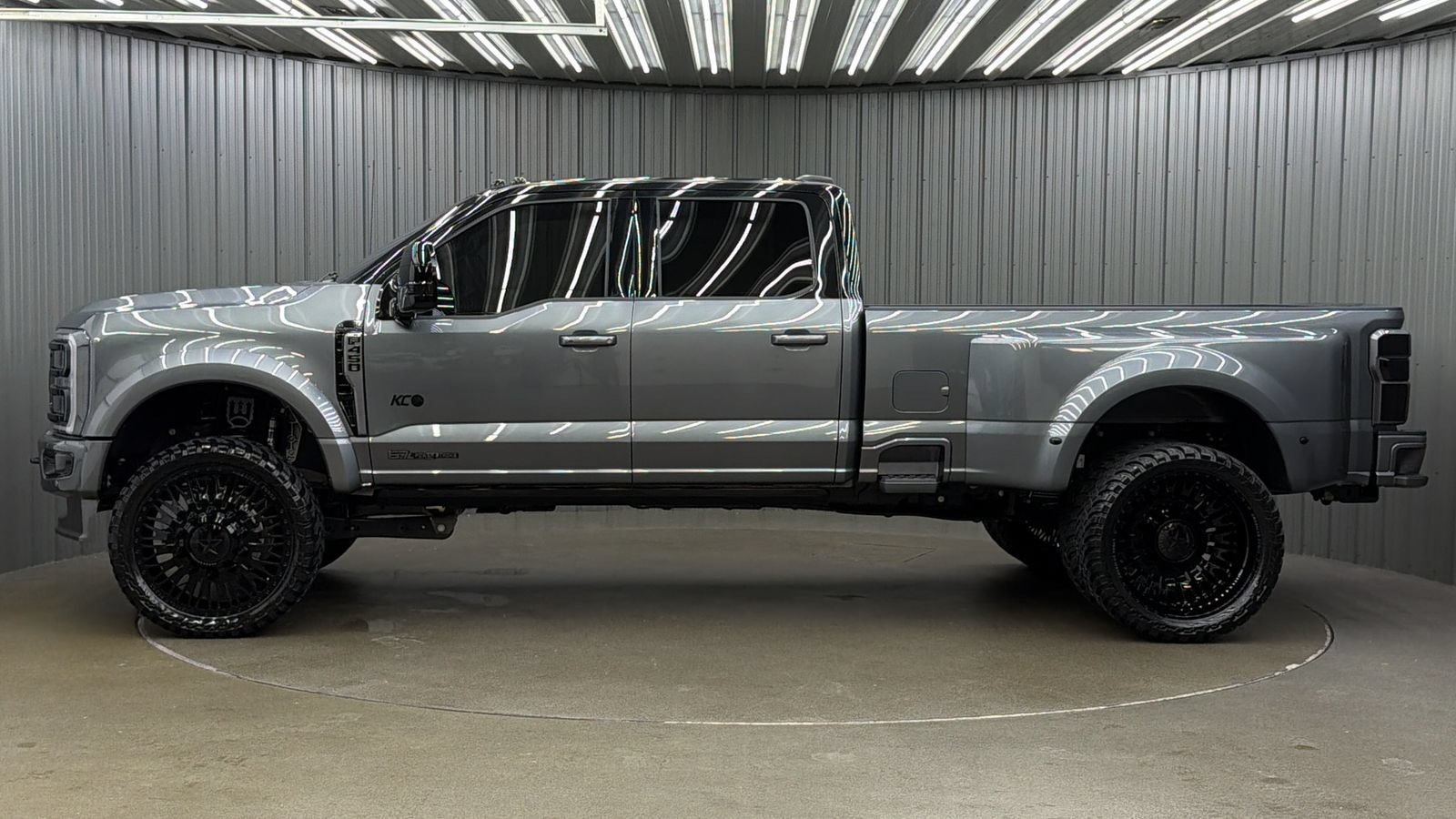 Used 2026 Ford F450 Platinum w/ FX4 Off-Road Package AWD/4WD image 2