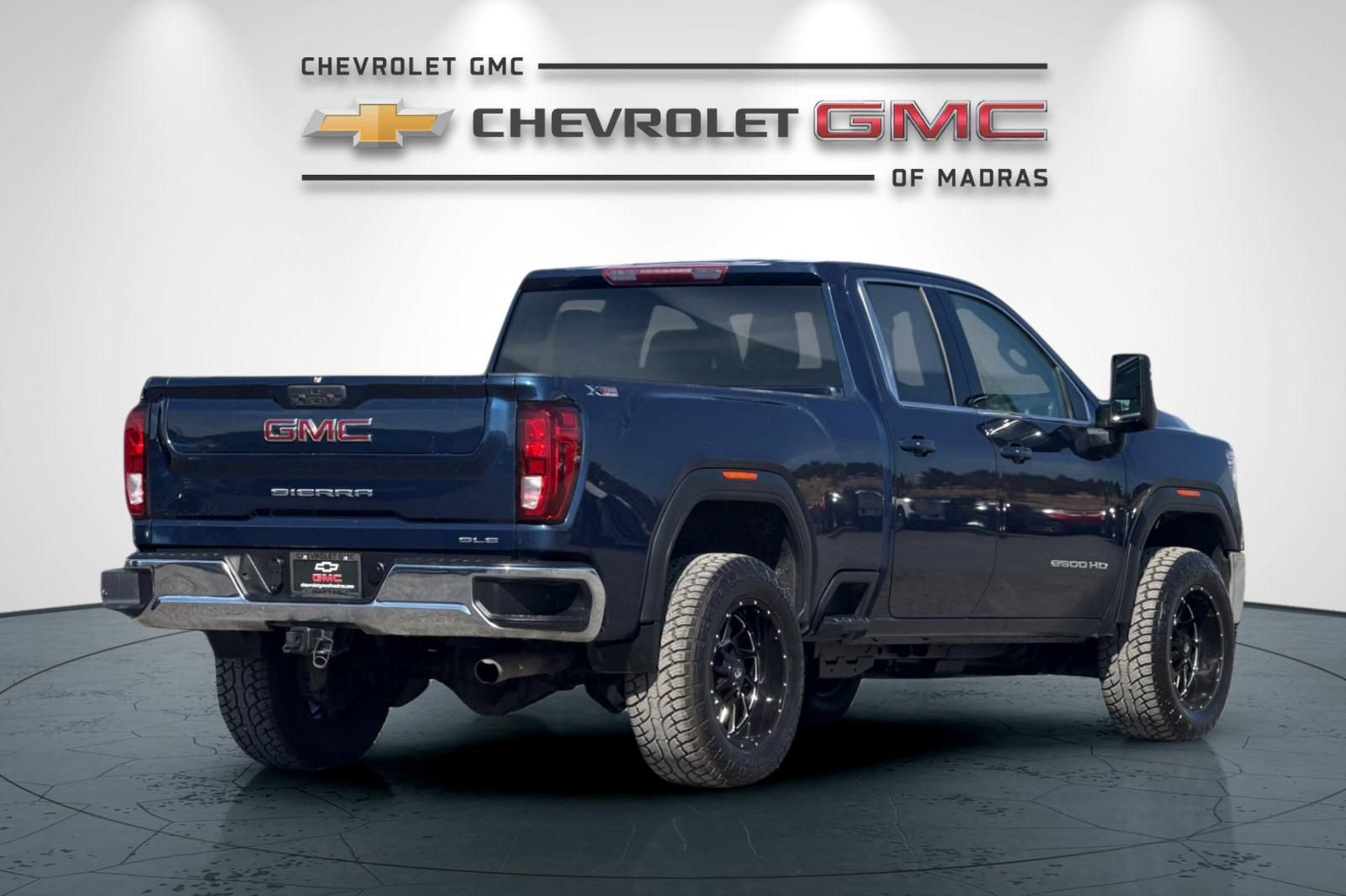 Used 2023 GMC Sierra 2500 SLE w/ SLE Convenience Package AWD/4WD image 3