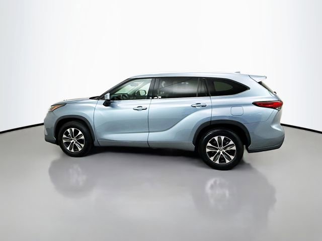 Used 2022 Toyota Highlander XLE image 4