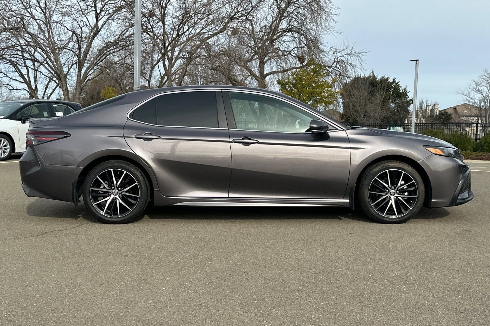 Used 2024 Toyota Camry SE image 3