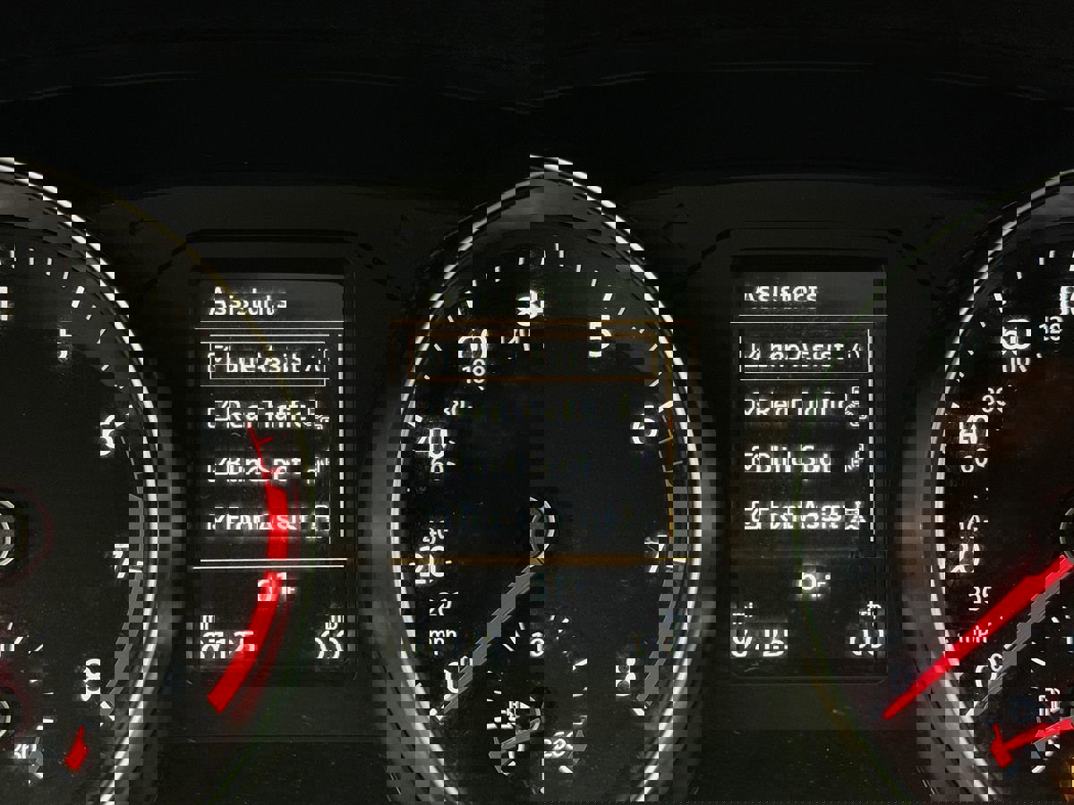 Used 2016 Volkswagen Passat 1.8T SEL Premium image 12