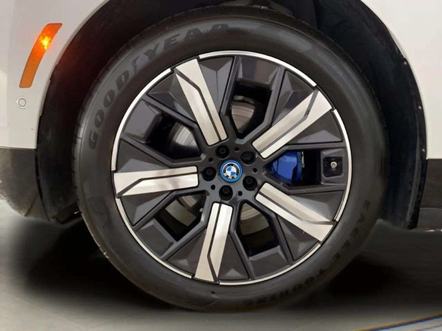 Used 2025 BMW iX xDrive50 AWD/4WD image 96