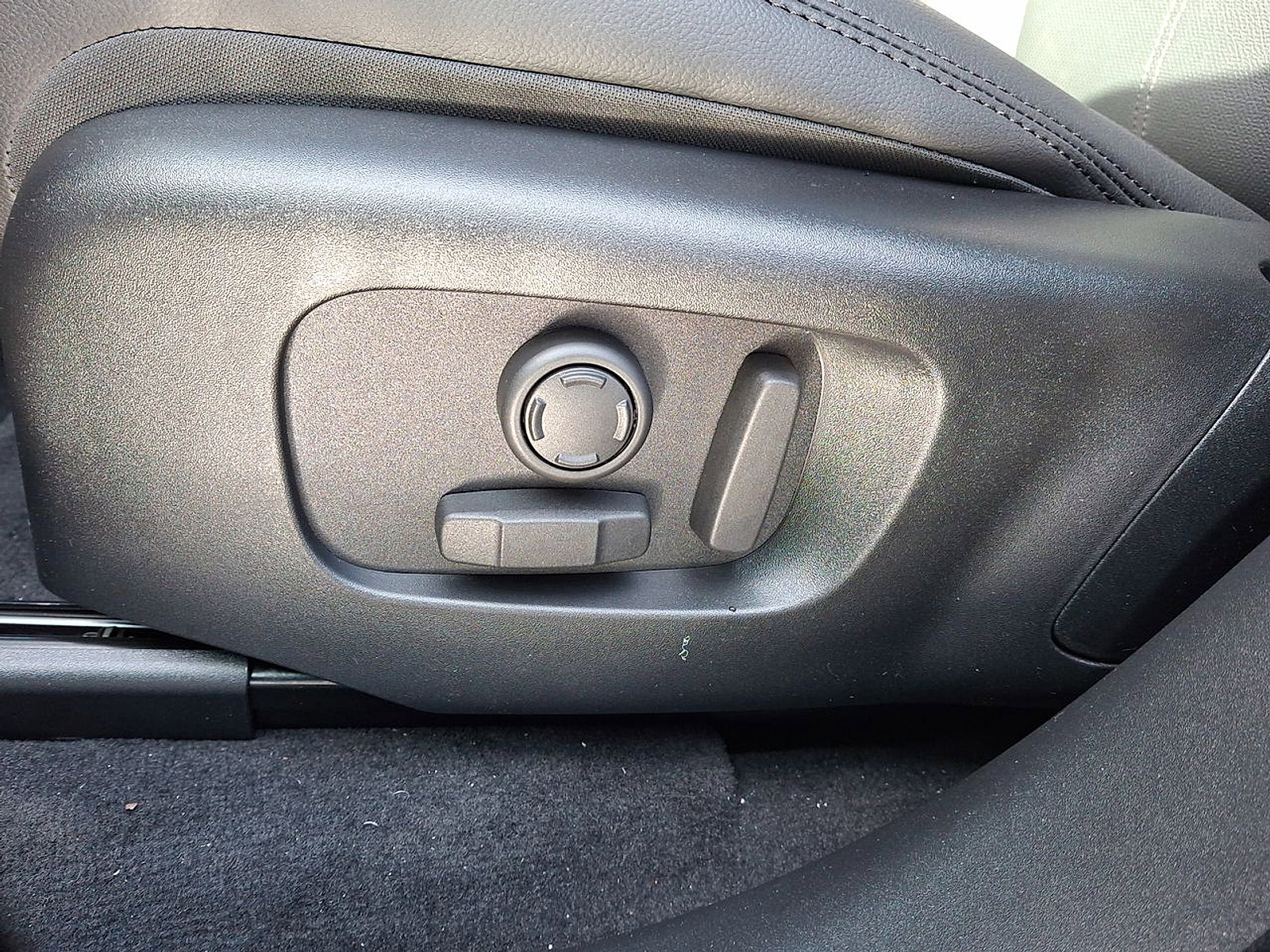 Certified 2025 Land Rover Range Rover Velar S image 18