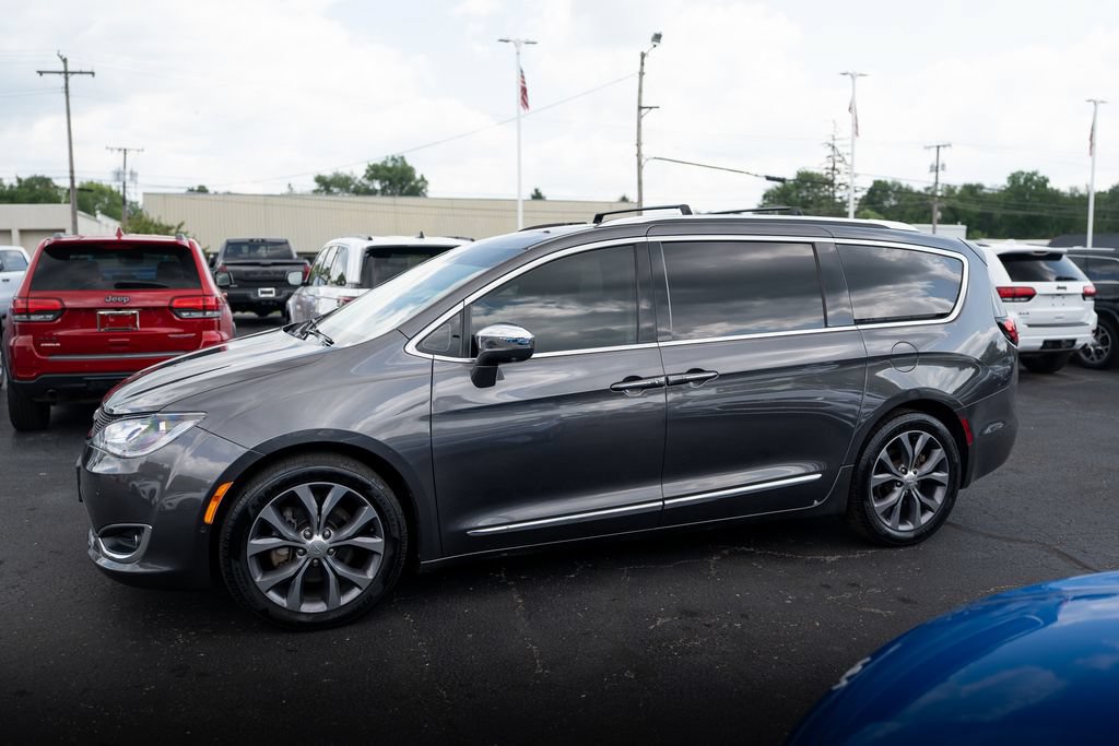 Used 2018 Chrysler Pacifica Limited w/ Tire & Wheel Group FWD image 5