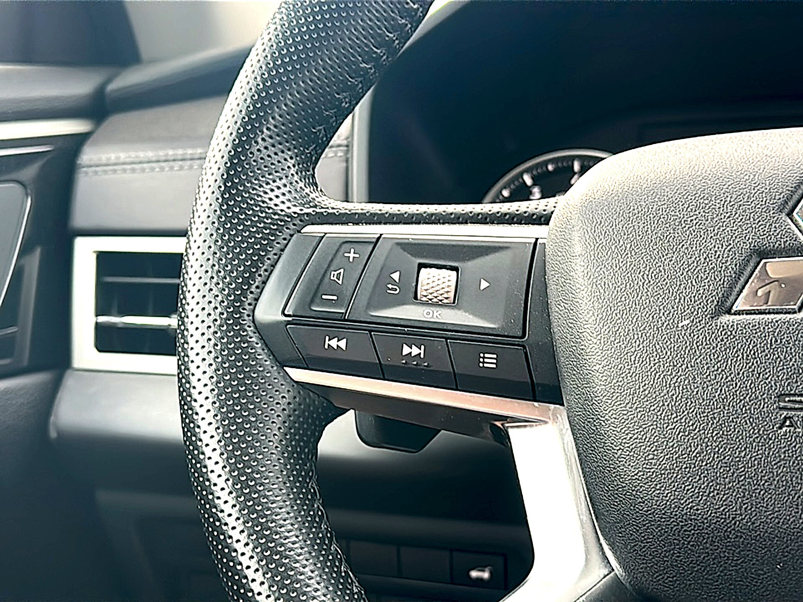 Used 2024 Mitsubishi Outlander SE image 18