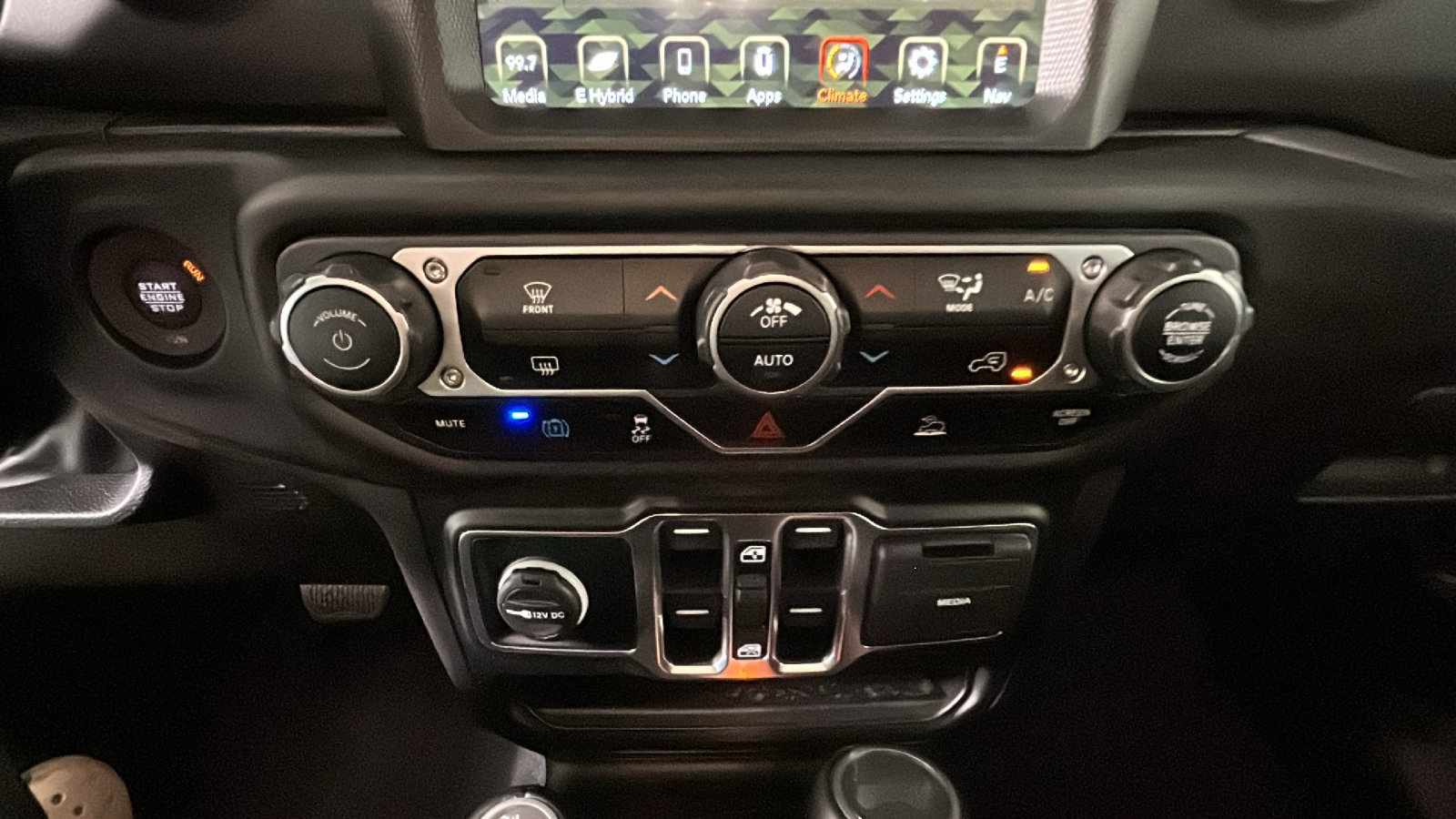 Used 2022 Jeep Wrangler Unlimited Sahara AWD/4WD image 26
