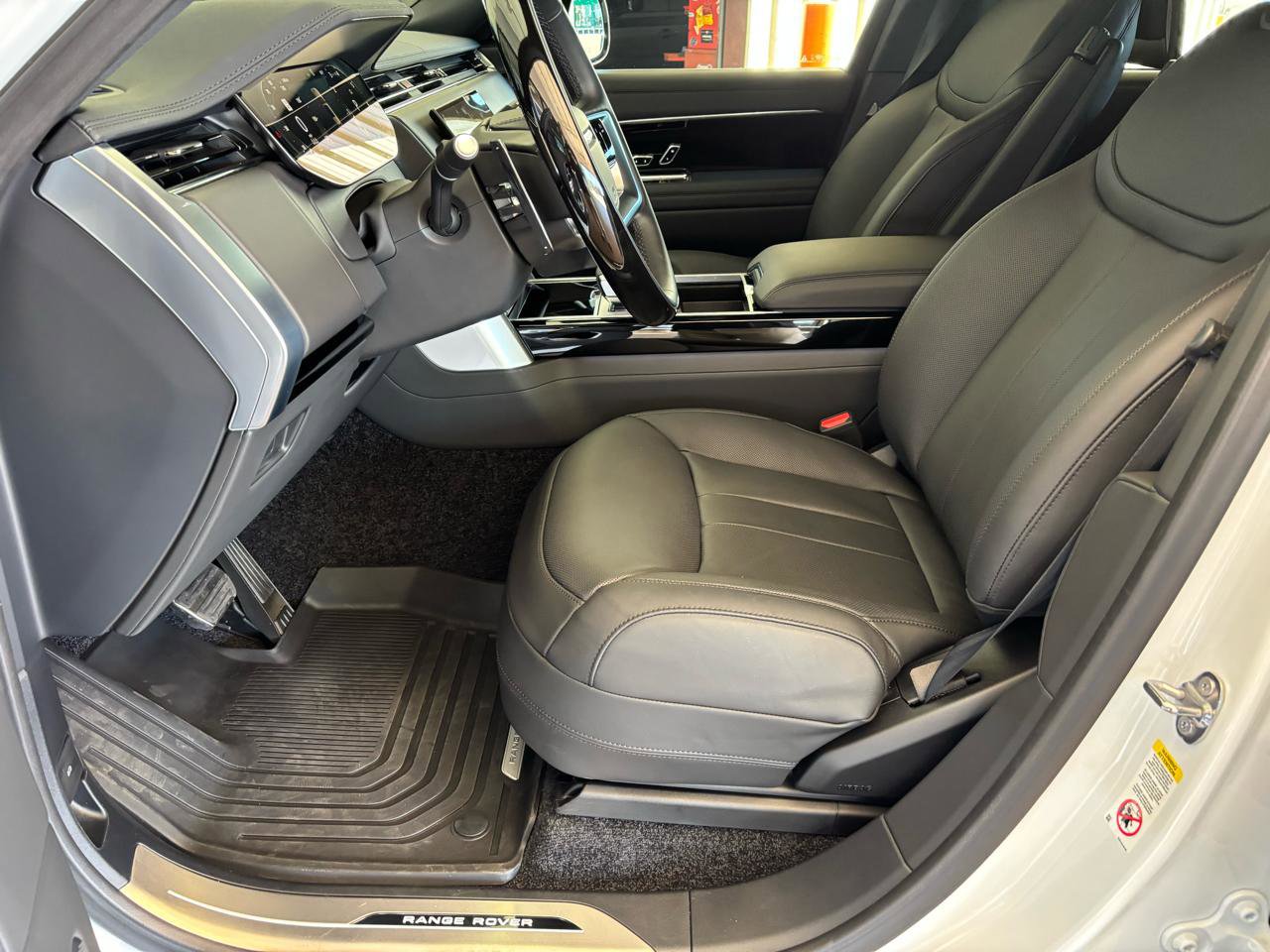 Used 2025 Land Rover Range Rover Long Wheelbase SE image 16