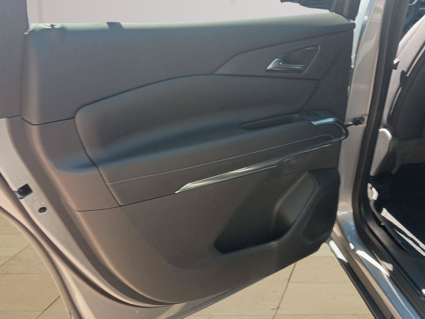New 2027 Chevrolet Traverse LT w/ Driver Confidence Package FWD image 8