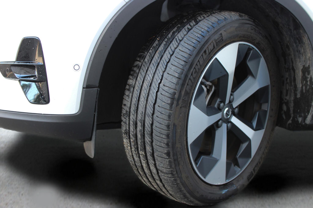 Certified 2025 Volvo XC40 B5 Plus AWD/4WD image 46