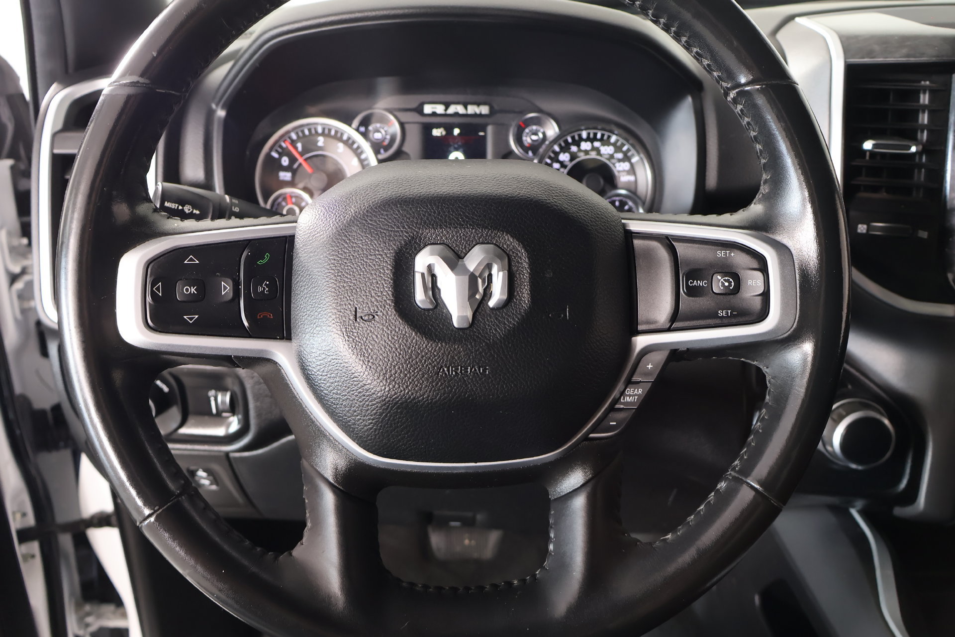 Used 2022 RAM 1500 Big Horn AWD/4WD image 3