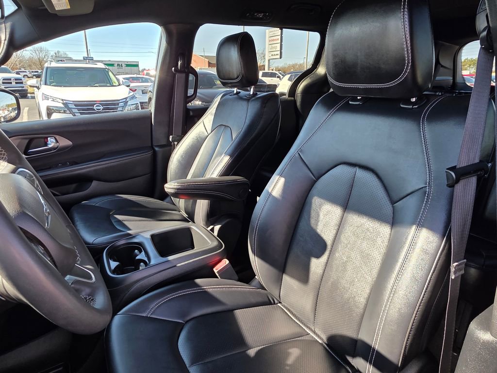 Used 2025 Chrysler Pacifica Select image 9