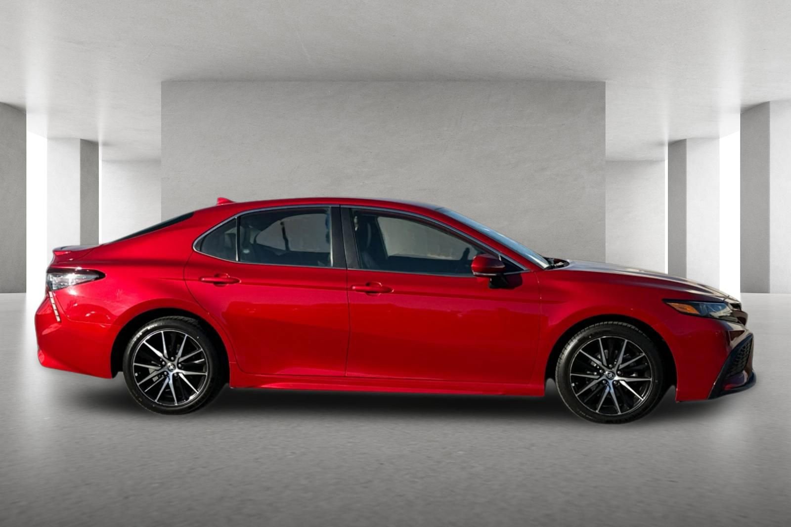 Used 2022 Toyota Camry SE w/ Convenience Package image 3