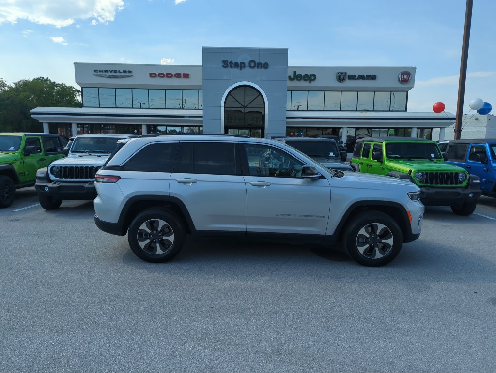 Used 2022 Jeep Grand Cherokee Limited 4xe w/ Luxury Tech Group II AWD/4WD image 7