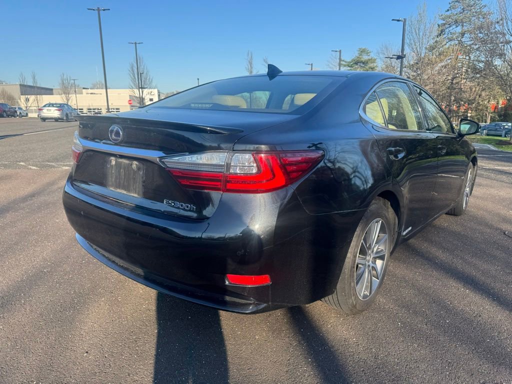 Used 2016 Lexus ES 300h w/ Luxury Package w/Wood Trim image 4