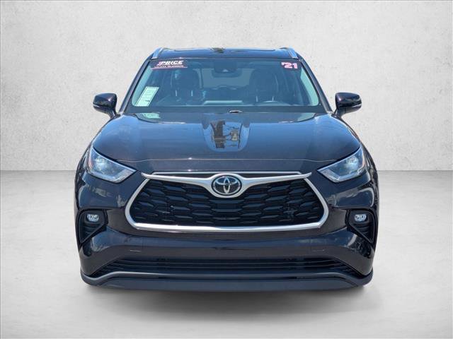 Used 2021 Toyota Highlander XLE FWD image 2