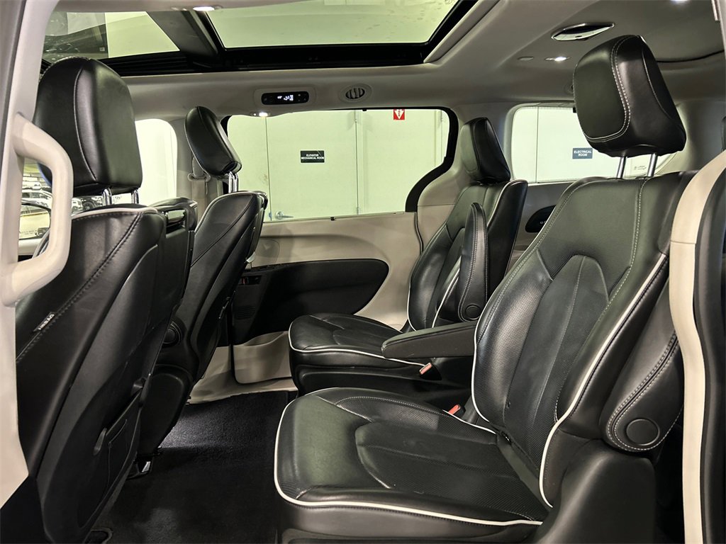 Used 2021 Chrysler Pacifica Limited w/ Uconnect Theater Family Group image 23