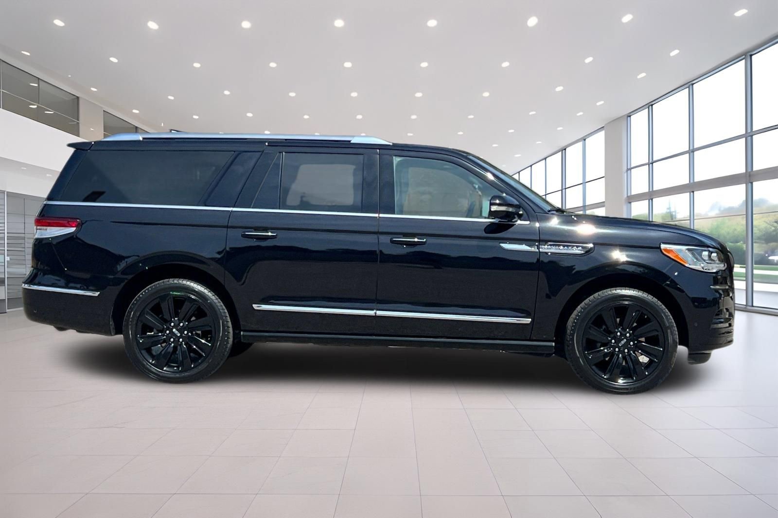 Certified 2023 Lincoln Navigator L Reserve AWD/4WD image 3