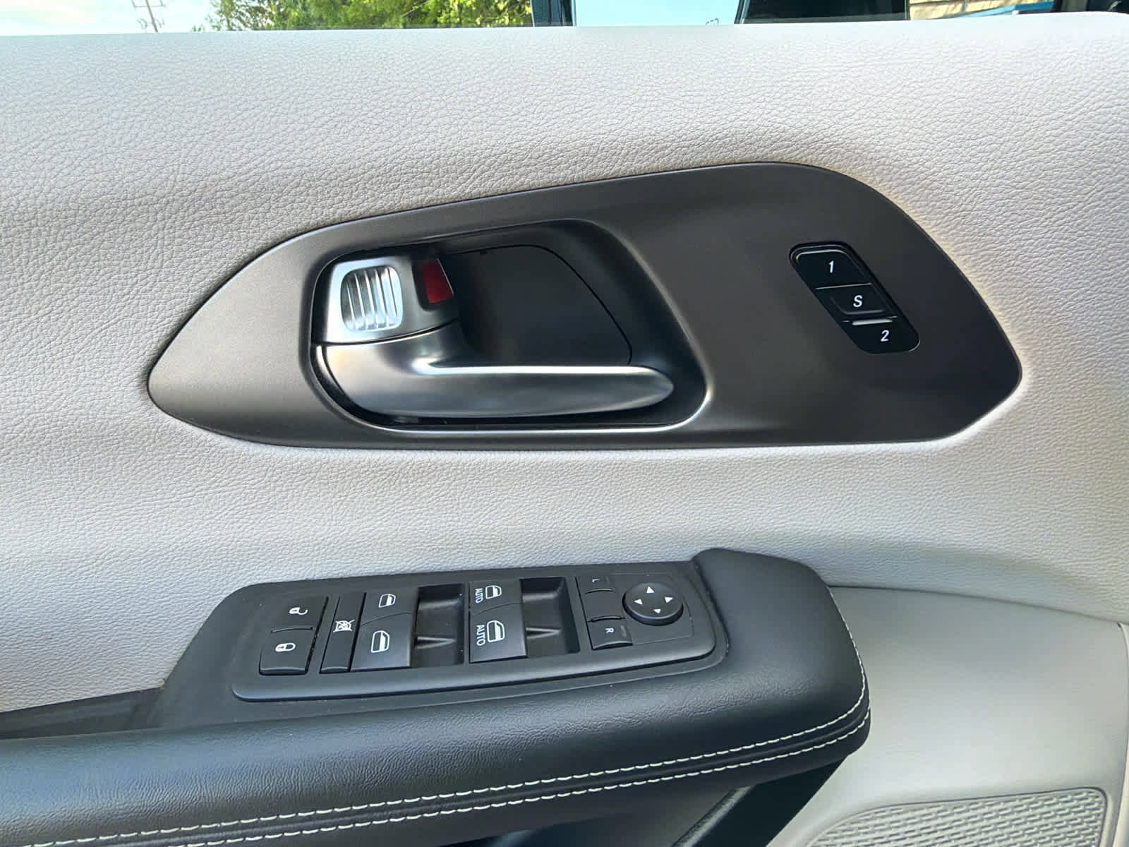 Used 2024 Chrysler Pacifica Touring-L FWD image 18