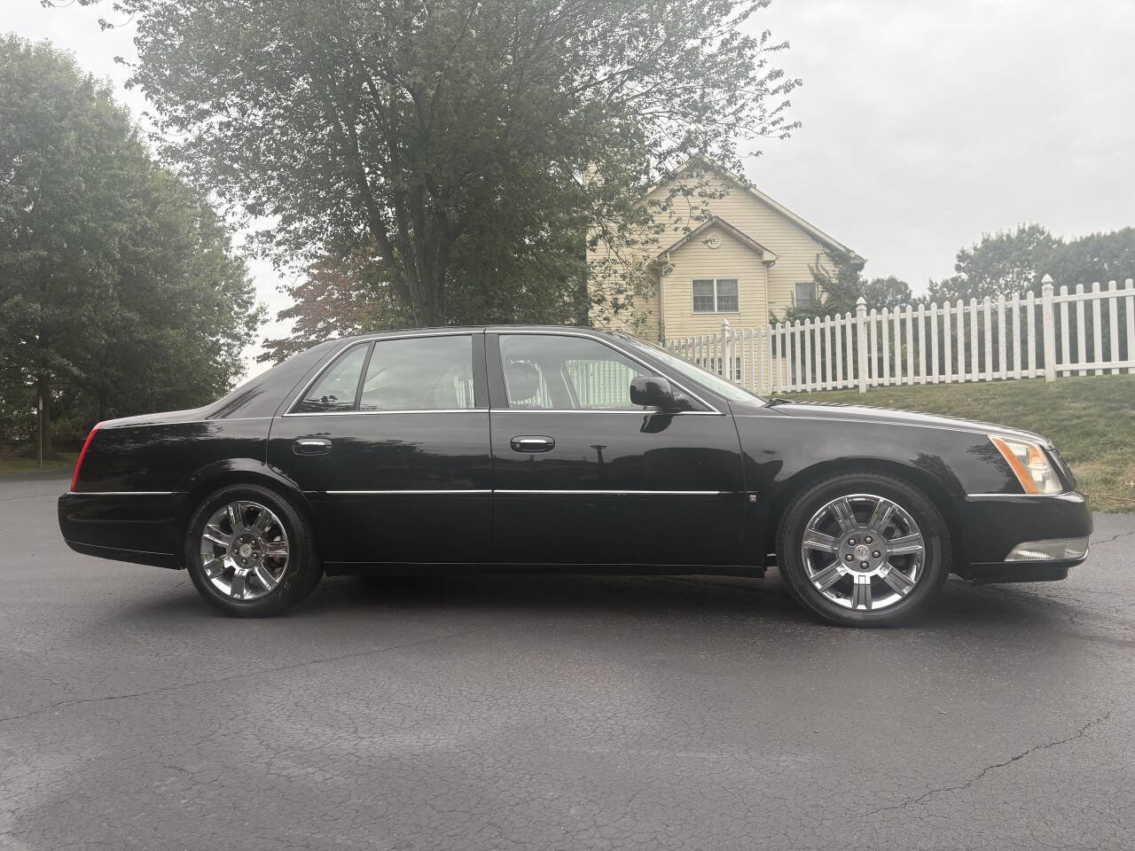 Used 2008 Cadillac DTS Performance w/ Platinum Edition image 6