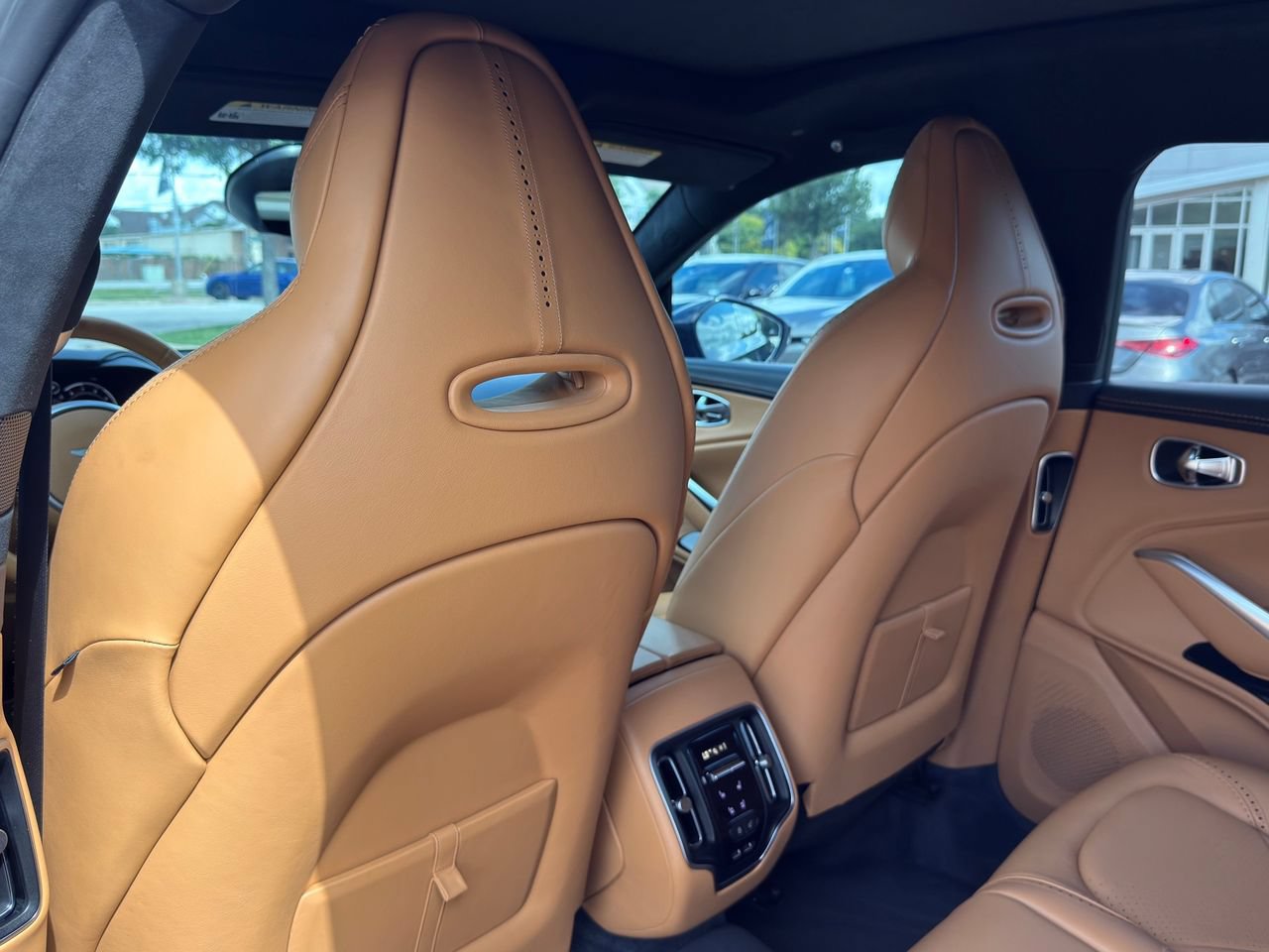 Used 2021 Aston Martin DBX AWD/4WD image 33