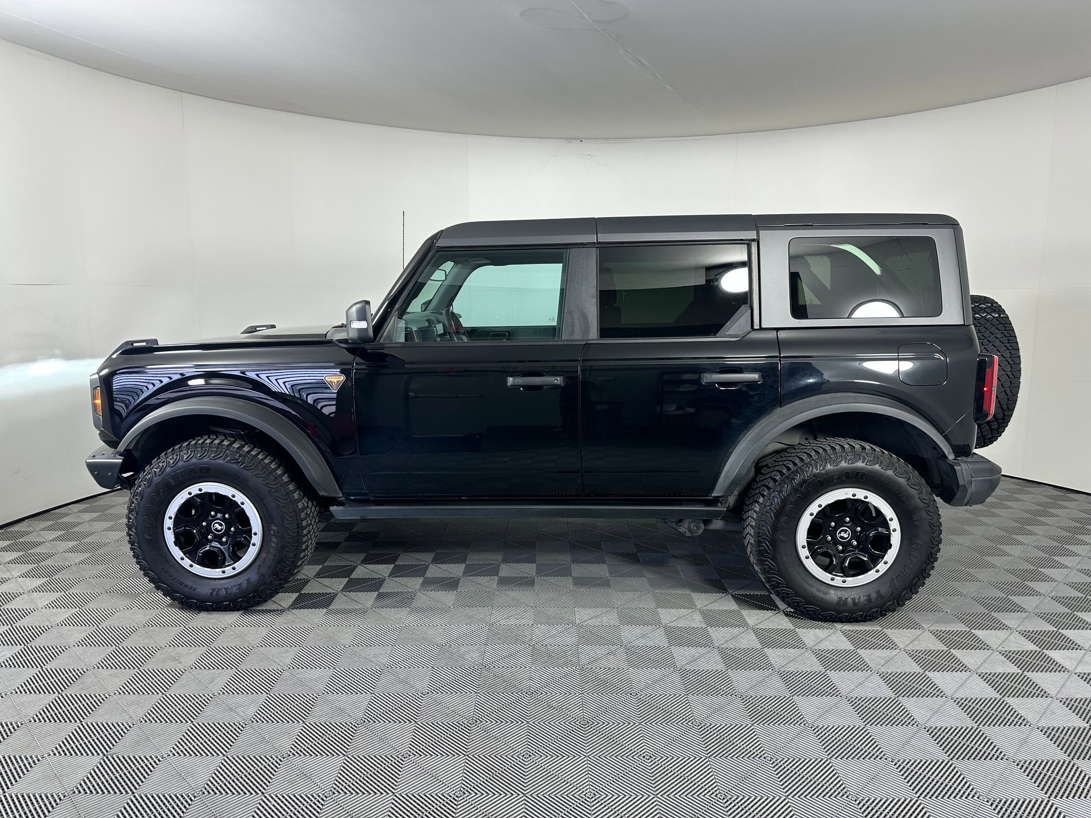 Used 2023 Ford Bronco Badlands image 2