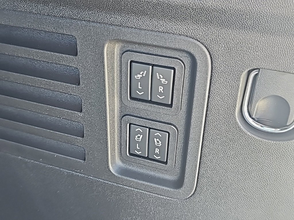 New 2026 GMC Acadia Denali w/ Super Cruise Package image 8