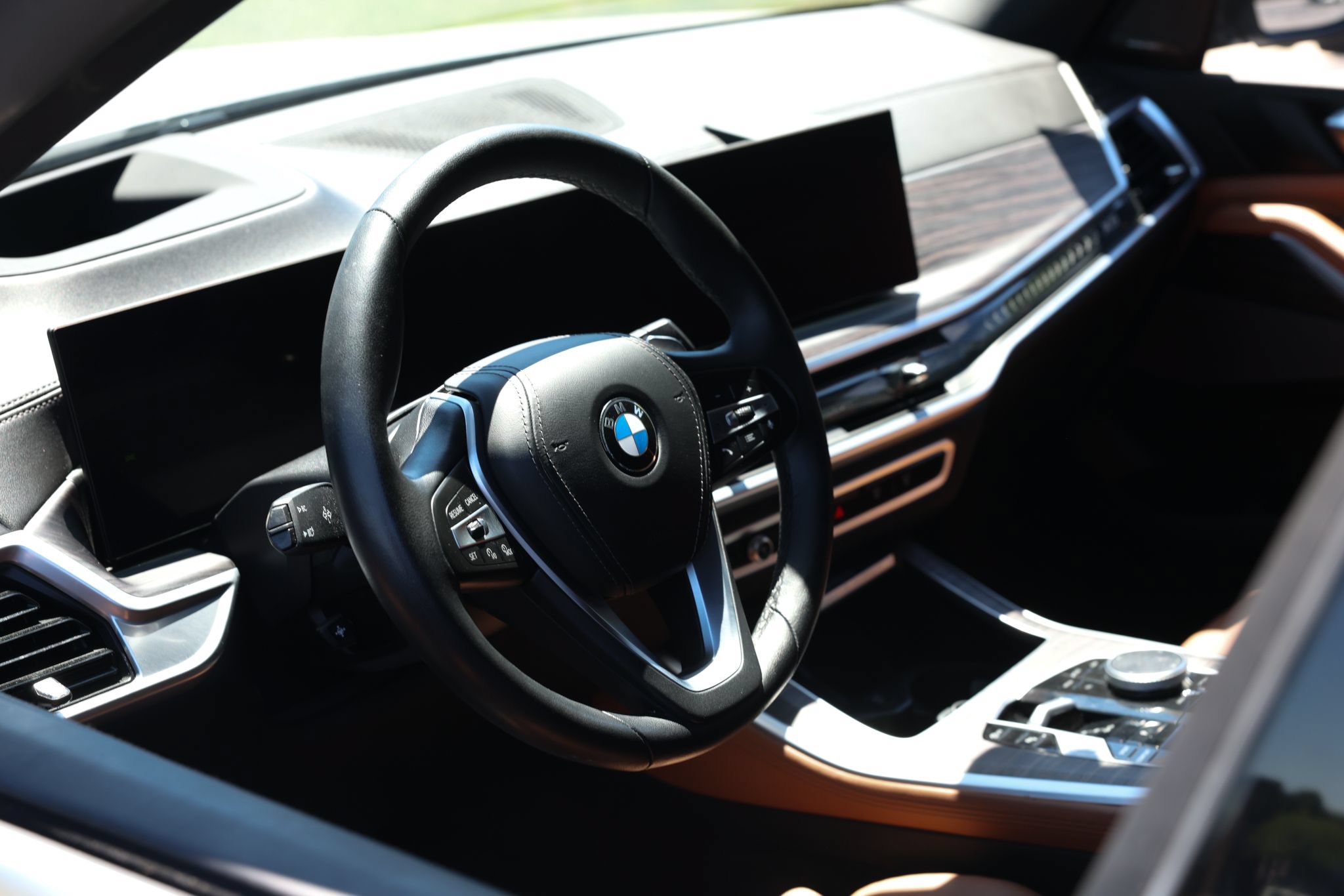Used 2024 BMW X5 xDrive40i w/ Premium Package AWD/4WD image 3