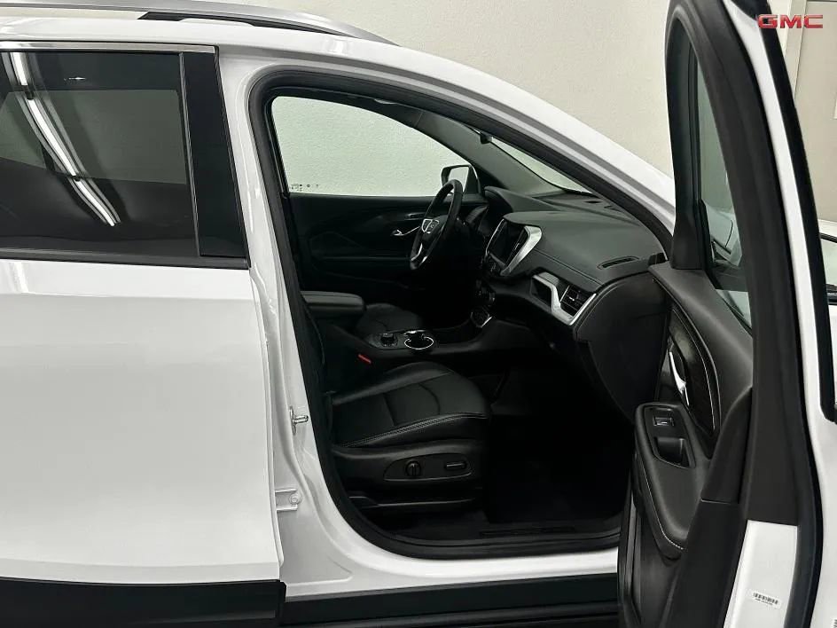 Used 2024 GMC Terrain SLT image 21