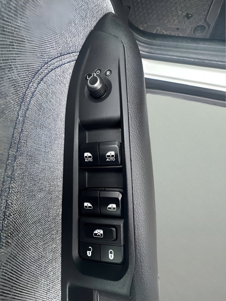 Used 2025 Jeep Compass Latitude w/ Sun & Sound Group AWD/4WD image 12