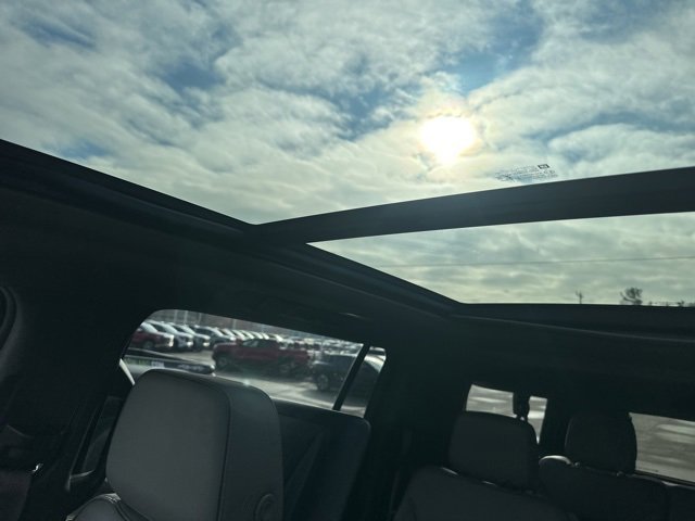 Used 2021 GMC Yukon XL SLT w/ SLT Premium Package image 13