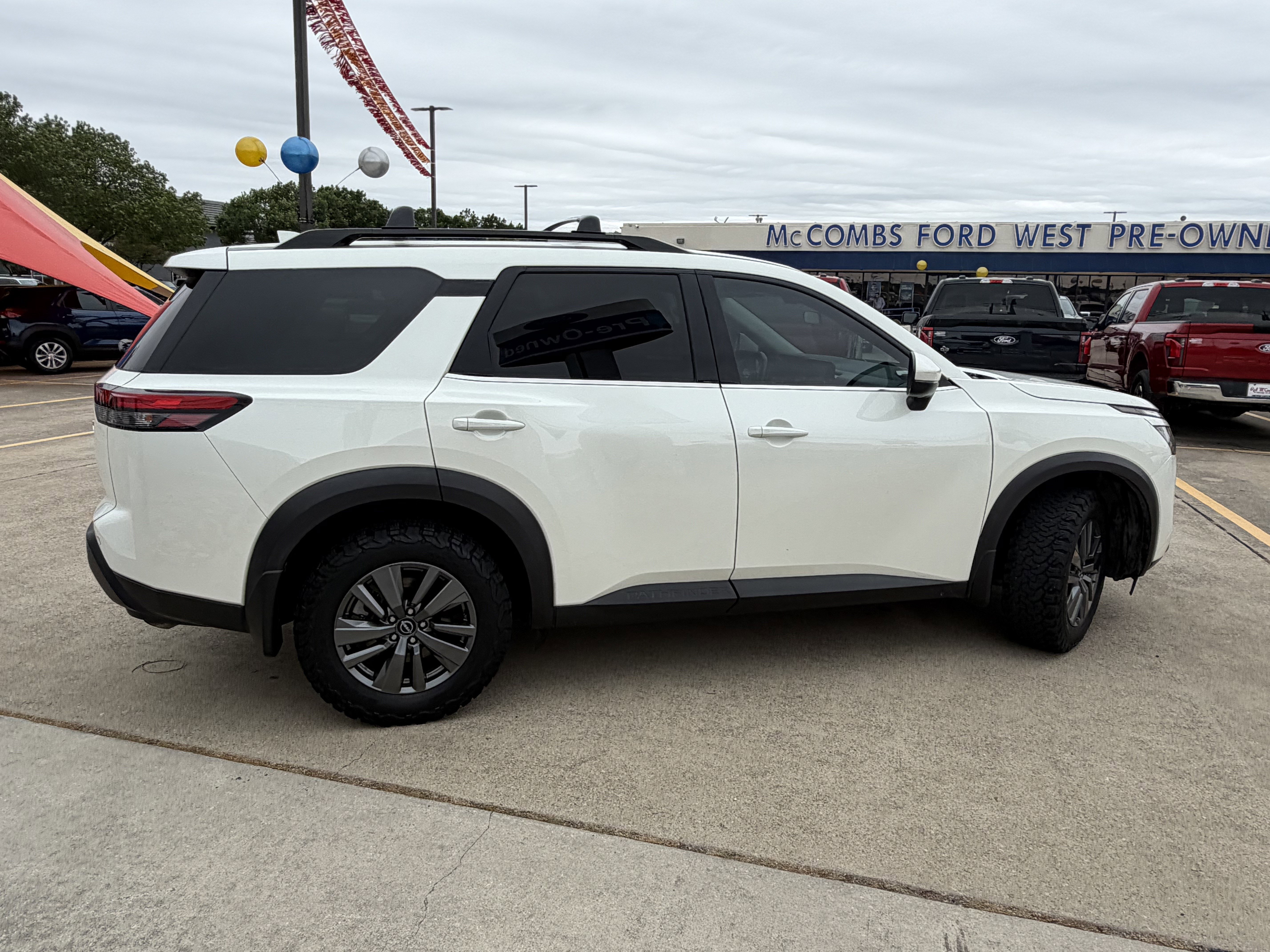 Used 2024 Nissan Pathfinder SV FWD image 4