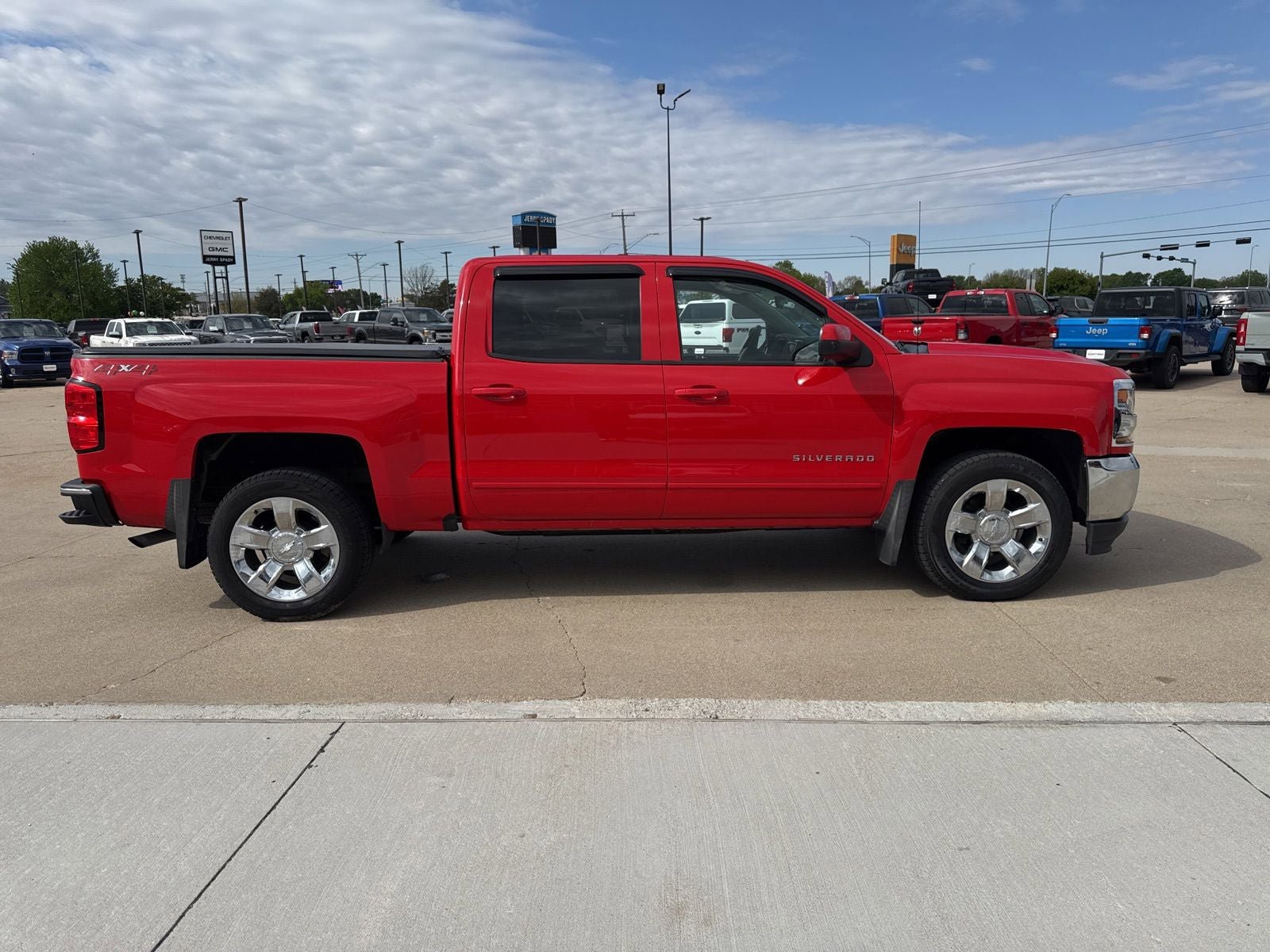 Used 2018 Chevrolet Silverado 1500 LT w/ LT Eassist Package AWD/4WD image 8