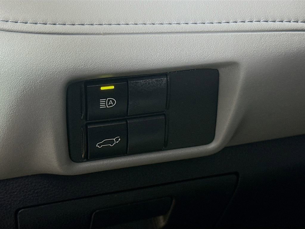 Used 2023 Toyota Highlander XLE AWD/4WD image 11