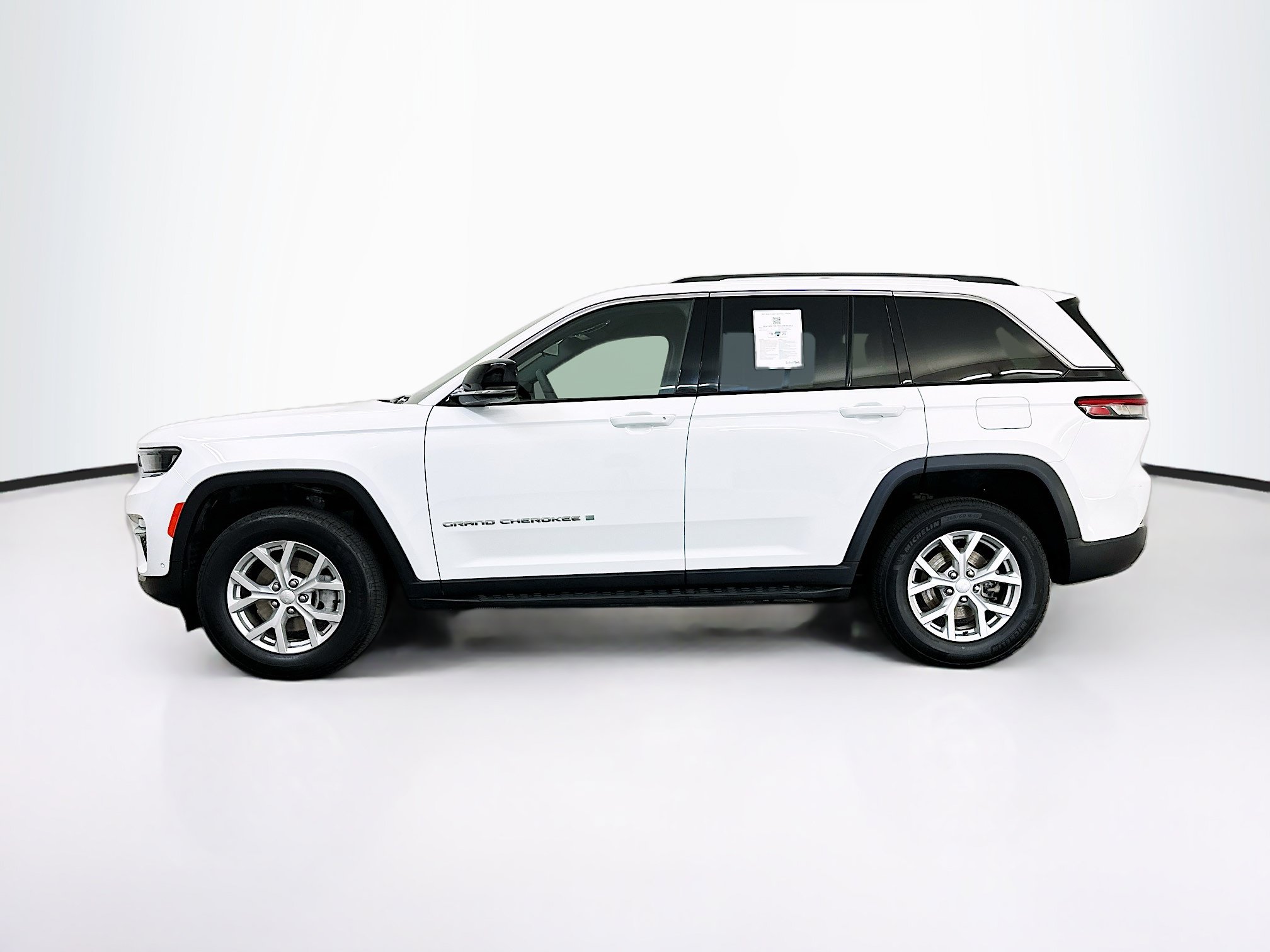 Used 2023 Jeep Grand Cherokee Limited w/ Luxury Tech Group II AWD/4WD image 4